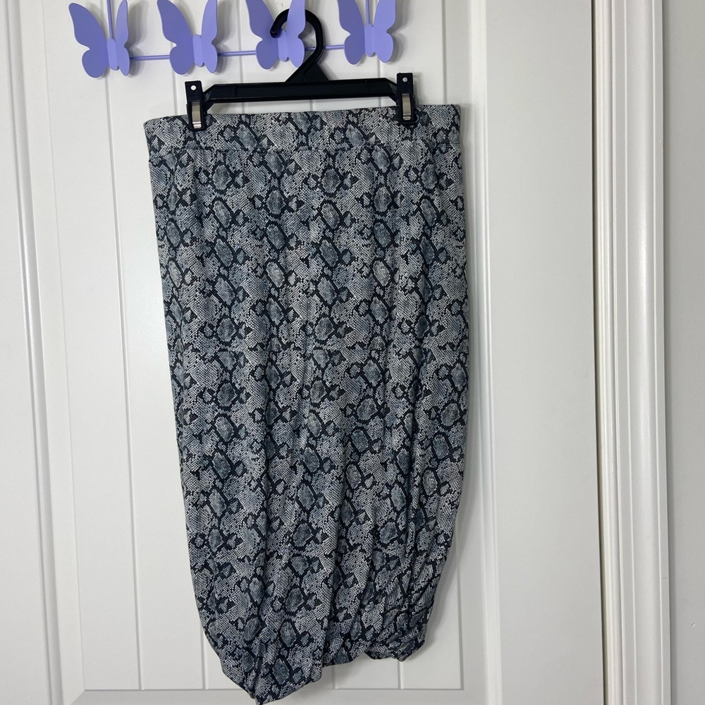 EUC Stone &‎ Sky women’s gray reptile print patterned soft stretch twist skirt S